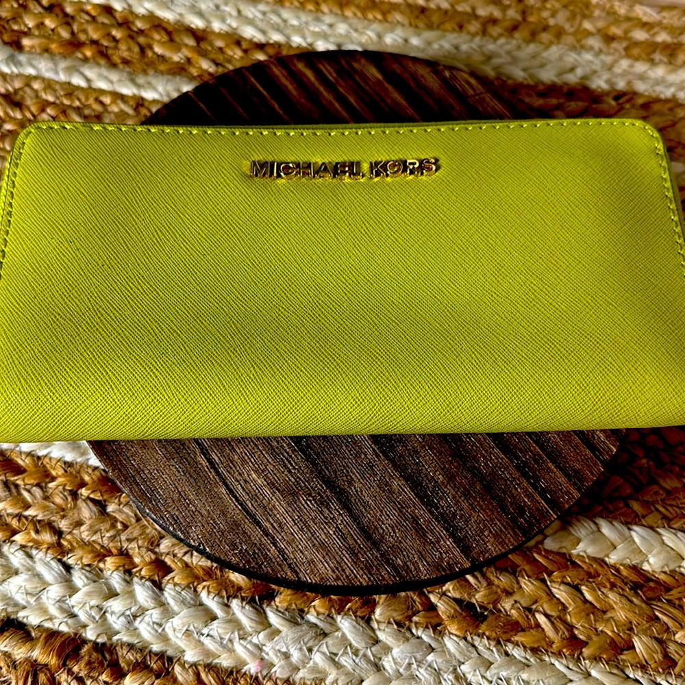 Michael Kors Wallet🔥 - Picture 3 of 10